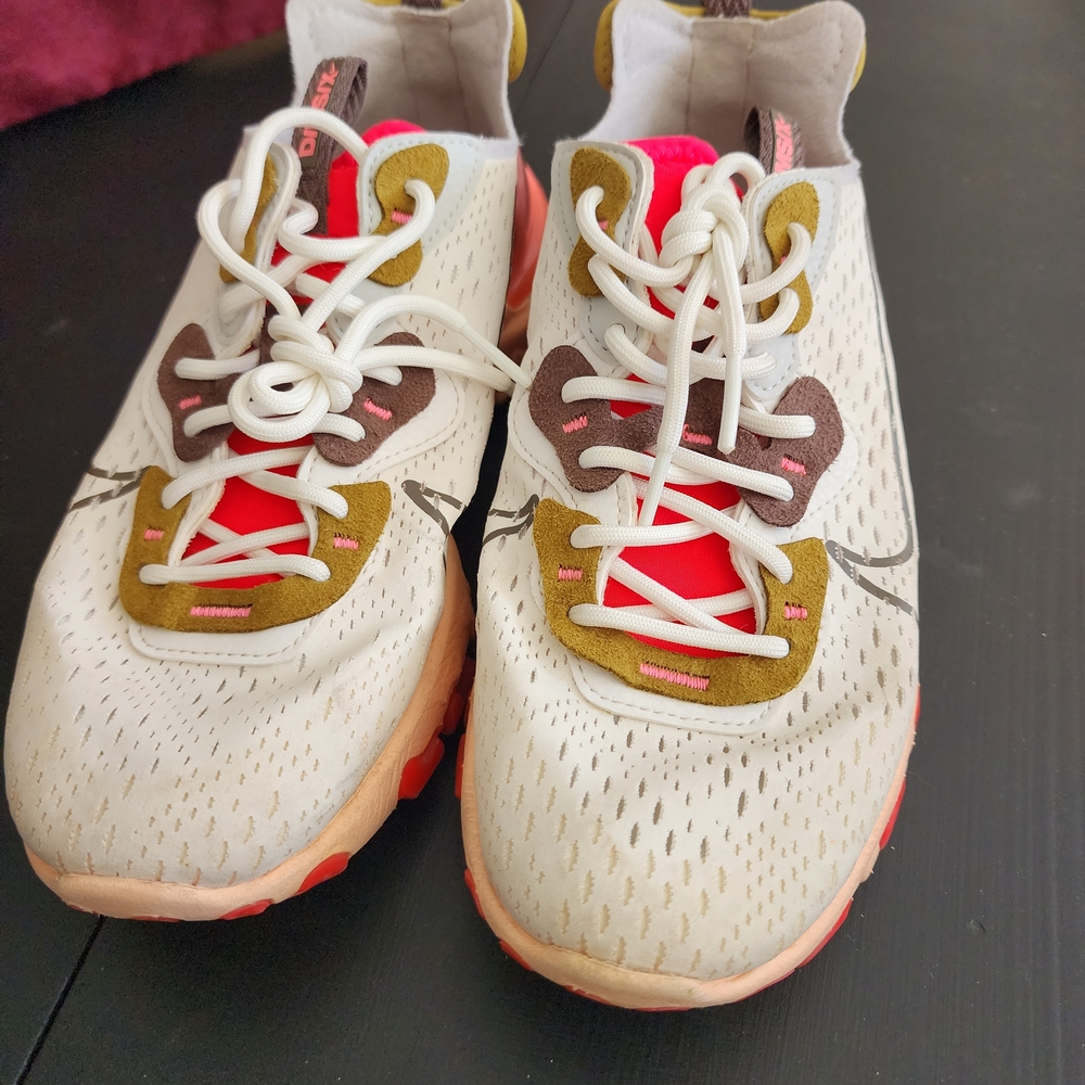 Nike White and Pink Sneakers - Picture 2 of 6